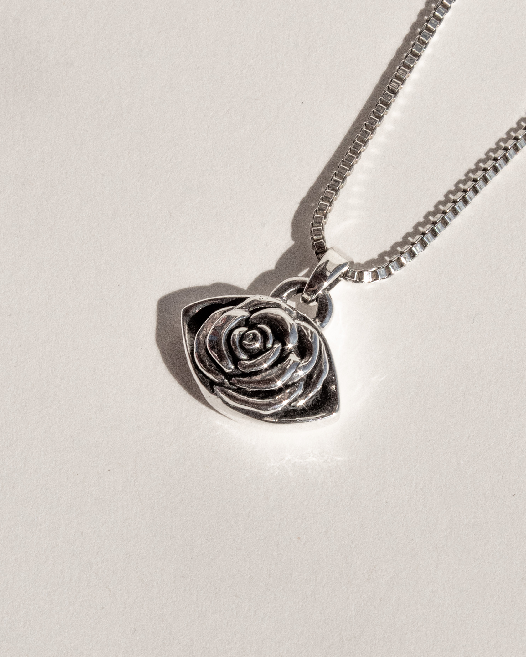 Collar de ojo con rosa hecho a mano en plata 925 · Revozze Joyería mexicana