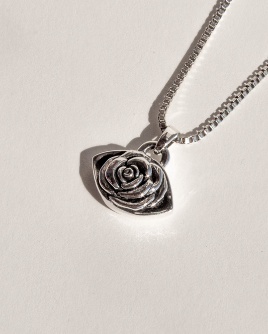 Collar de ojo con rosa hecho a mano en plata 925 · Revozze Joyería mexicana